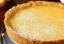 Crostata ripiena di ricotta e limone: base di pasta frolla e ripeno cremoso Crostata ripiena di ricotta e limone