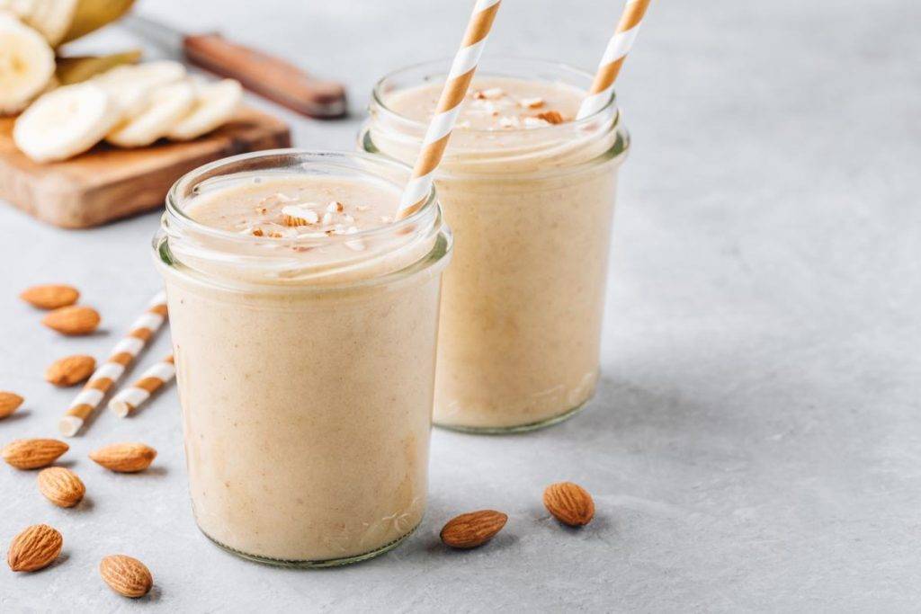 Milkshake alla Banana e Mandorle - Ricettasprint.it