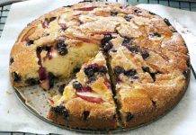 Torta di mele e frutti di bosco