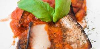 Bocconcini di melanzane fritte con mozzarella e pomodoro