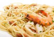 Spaghetti di pesce senza pomodoro