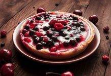 Torta fredda con yogurt, panna ed amarene: un doce fresco con tanta frutta Torta fredda con yogurt, panna ed amarene