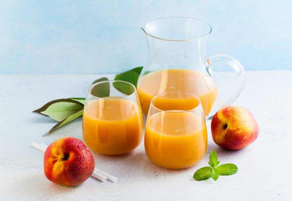 Succo di frutta alla pesca preparato in casa