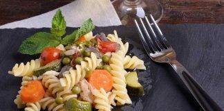 Pasta fredda con verdure, formaggi e salumi