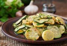 Zucchine alla poverella, un contorno genuino ed economico zucchine alla poverella - ricettasprint.it