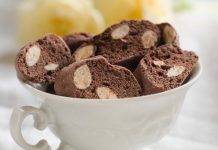 Biscotto cantuccio al cacao con mandorle, profumato e croccante Biscotto cantuccio al cacao con mandorle - ricettasprint.it