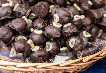 Totò al cioccolato, tipici dolcetti della tradizione siciliana Totò al cioccolato siciliani - ricettasprint.it