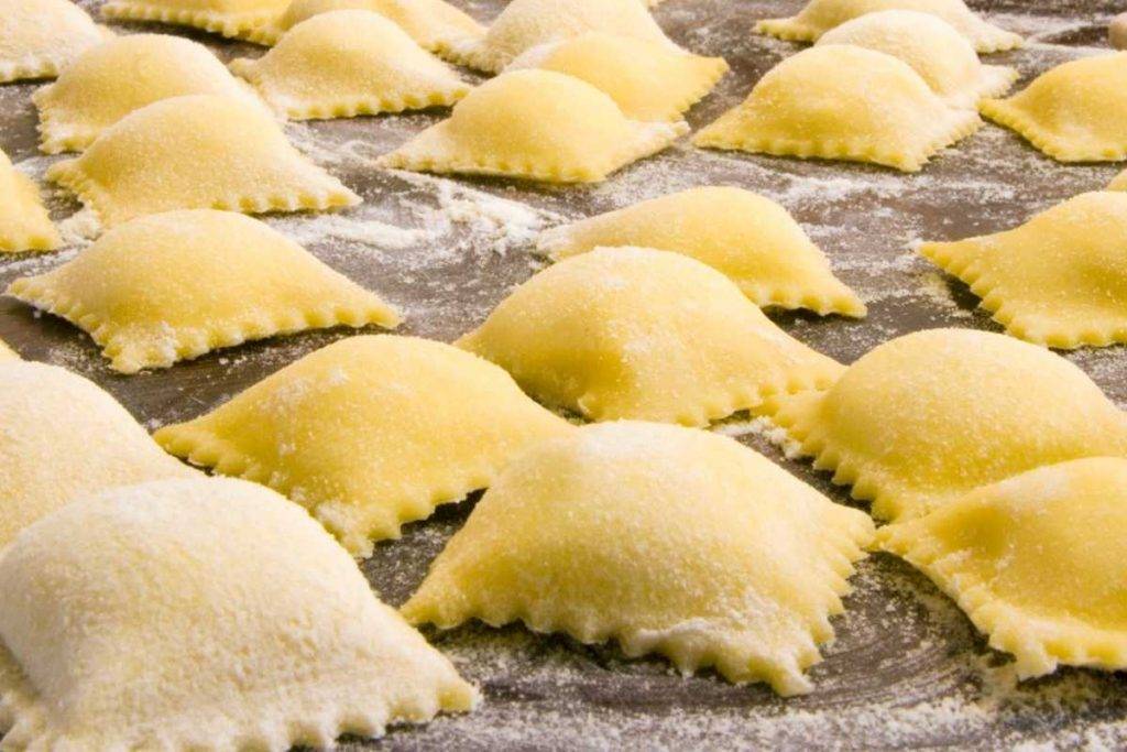 Ravioli ripieni di salsiccia e stracchino