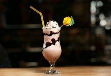 Crema al cocco in bottiglia un dessert da gustare in estate Crema al cocco in bottiglia