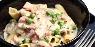 Penne con crema di cipolla, speck e piselli