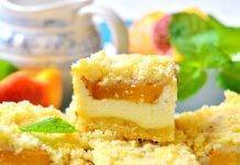 Torta alle pesche cremosa con uno strato di crumble