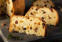 Panettone con l'impasto di patate, arancia, limone e uvetta