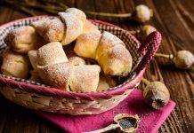 Cornetti di pasta frolla con ripieno di nutella