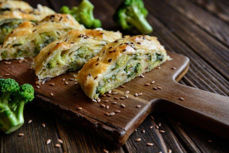 Ripieno di pasta sfoglia con broccoli e mozzarella un finger food