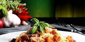 Spaghetti con pomodorini arrostiti e melanzane