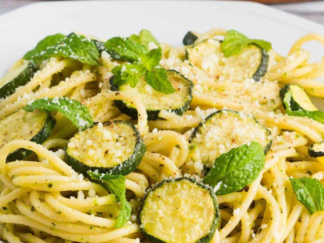 Pasta con zucchine fritte un primo piatto cremoso e semplice e veloce
