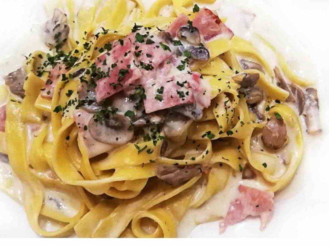 Le fettuccine alla boscaiola con funghi e prosciutto cotto: ricetta sprint