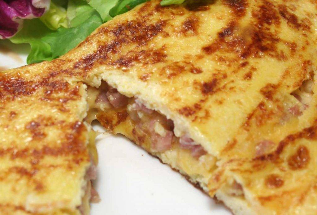 Frittata ripiena al prosciutto e formaggio, pronta in 10 minuti!