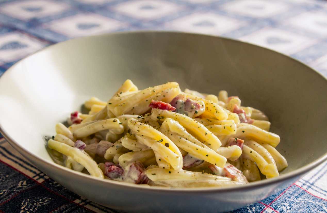 Pasta con speck, piselli e pecorino ricetta preparazione