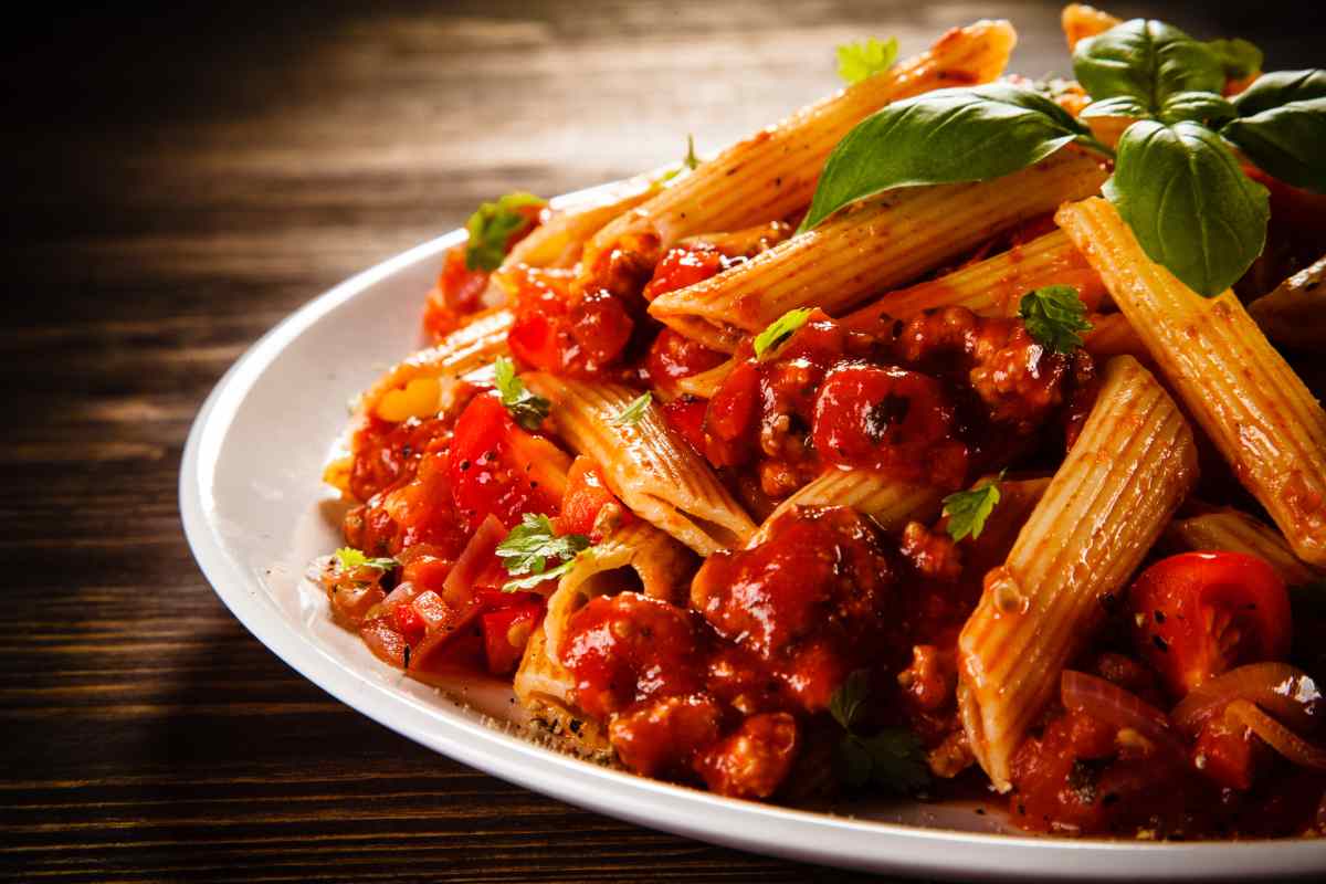 Penne alla rusticana piccanti con salsiccia, pronte in soli 20 minuti!