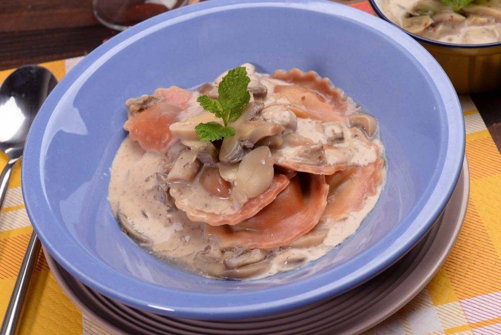 Ravioli con Crema di Radicchio, Ricotta e Funghi 