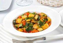 Zucchine in padella al pomodoro, un contorno genuino e saporito Zucchine in padella al pomodoro - ricettasprint.it