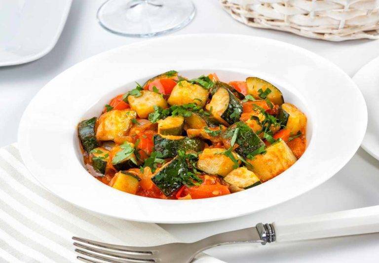 Zucchine in padella al pomodoro, un contorno genuino e saporito