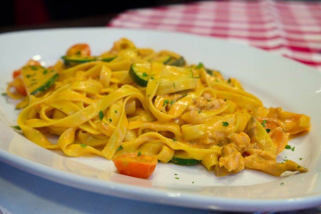 Tagliatelle al curry e zucchine