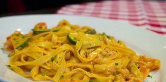 Tagliatelle al curry e zucchine