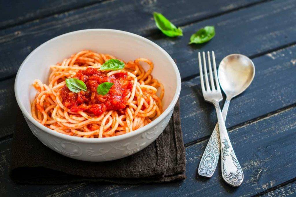 Maccaronara con pomodori passati e basilico