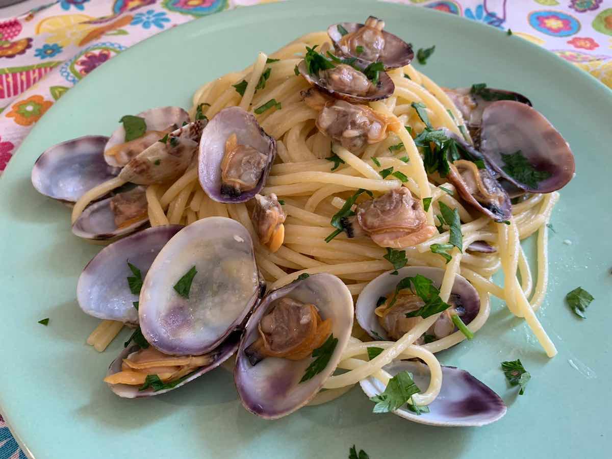 Spaghetti con le vongole, ricetta con video. I video di ricettasprint.it