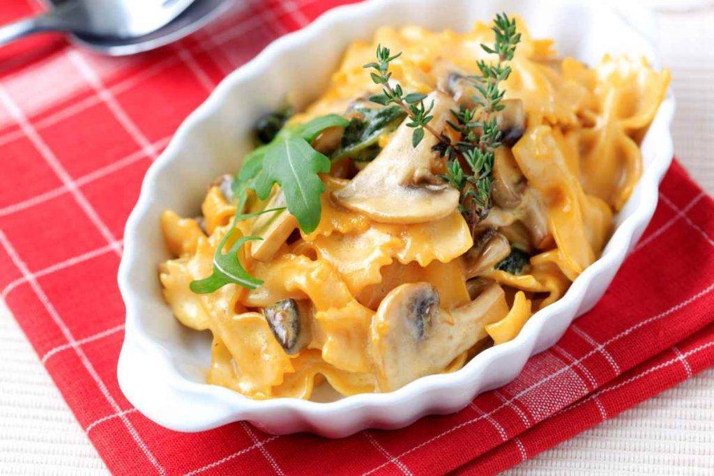 Farfalle con funghi radicchio e gorgonzola - ricettasprint.it