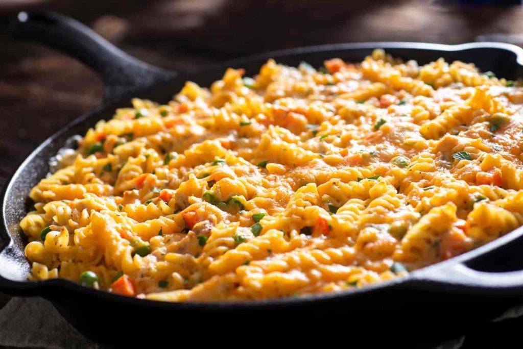 Pasta al forno bianca con salsiccia e piselli - ricettasprint.it