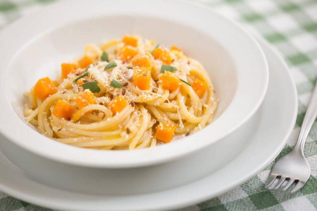 Pasta con zucca cacio e pepe - ricettasprint.it