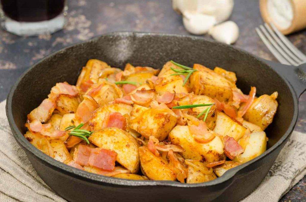 Patate saltate in padella con speck e cipolla - ricettasprint.it