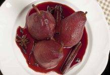 Pere al vino rosso con cannella e chiodi di garofano dessert speziato Pere al vino rosso con cannella e chiodi di garofano