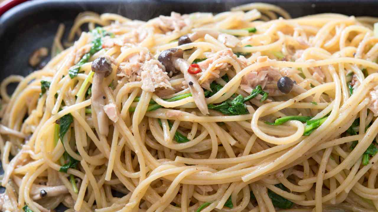 Spaghetti tonno e funghi - ricettasprint