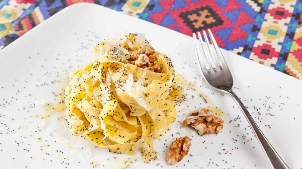 Tagliatelle alla crema di noci e pancetta - ricettasprint