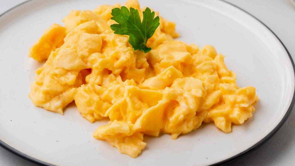 Uova strapazzate cremose, la ricetta sprint americana per il brunch