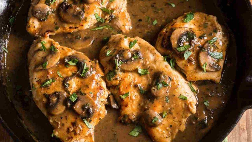 Petto di pollo in salsa yogurt con funghi