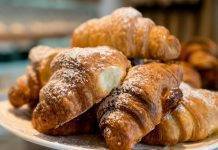 Cornetti senza glutine sfogliati ideali da servire a colazione Cornetti senza glutine sfogliati