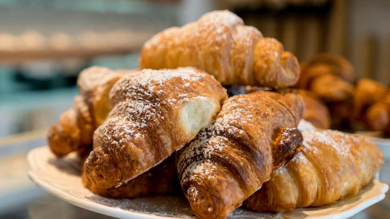 Cornetti senza glutine sfogliati ideali da servire a colazione