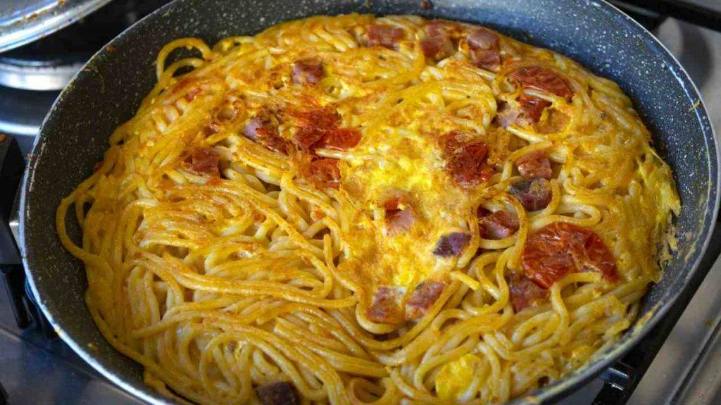 frittata di spaghetti saporita alle olive - ricettasprint - it