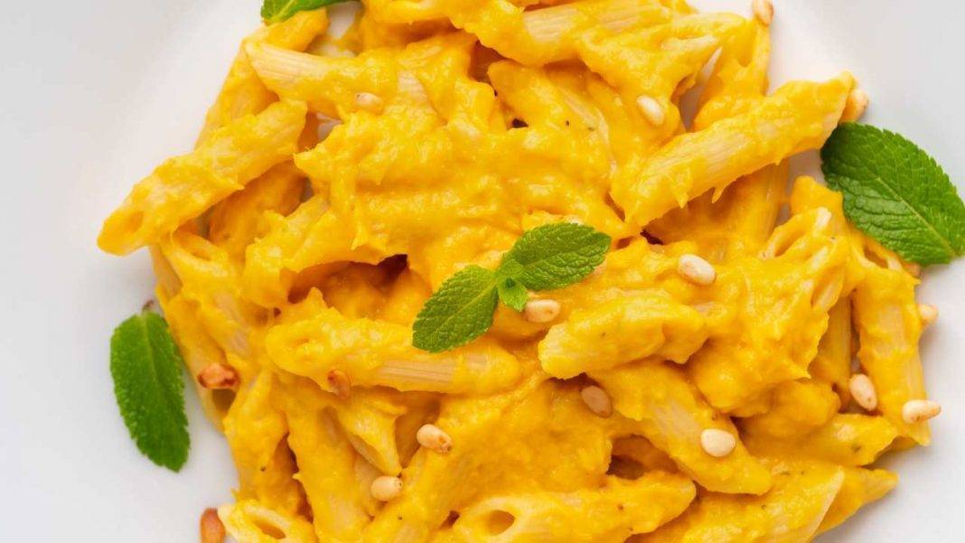 Pasta alla crema di zucca e ceci con pecorino | Irresistibile bontà