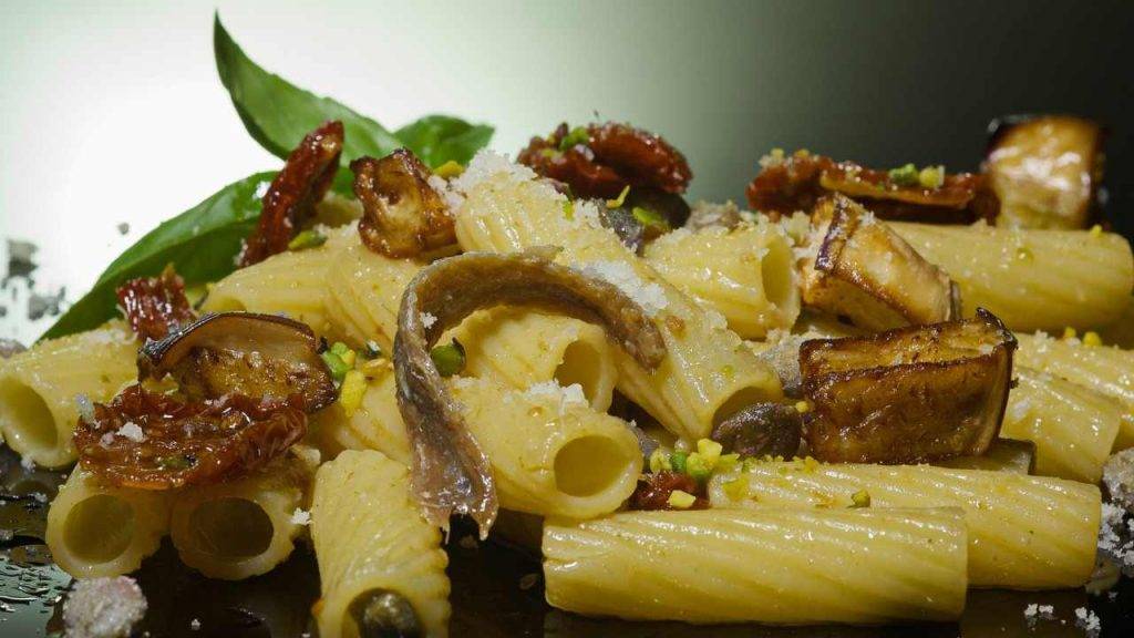 Rigatoni con acciughe melanzane e pomodori secchi