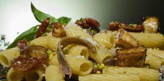 Rigatoni con acciughe melanzane e pomodori secchi