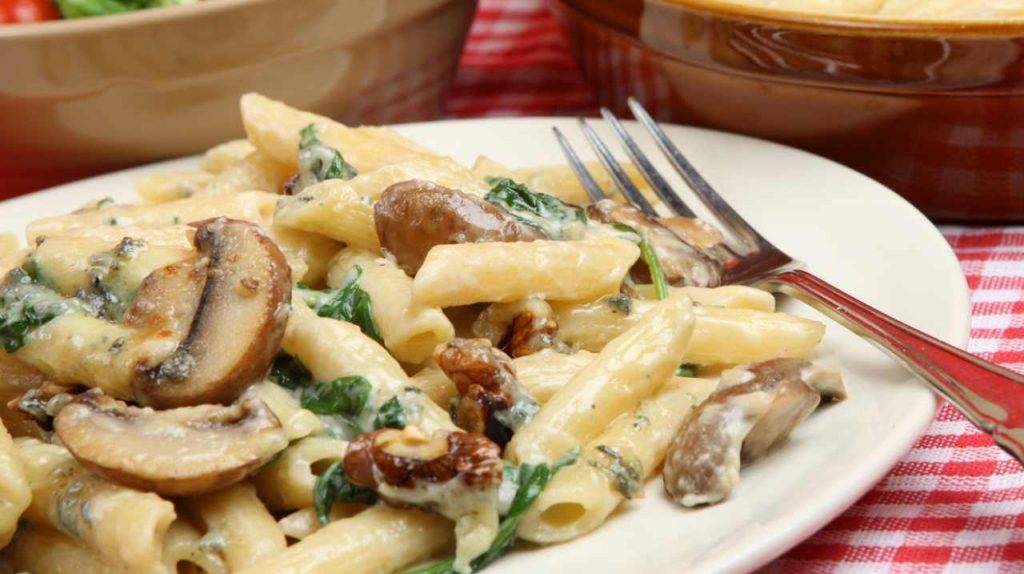 penne piccanti con funghi noci e salsiccia - ricettasprint