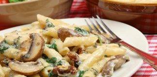 penne piccanti con funghi noci e salsiccia - ricettasprint