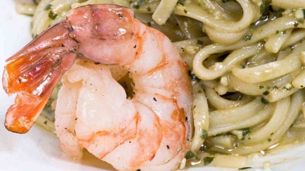 Linguine con pesto di mandorle e gamberi