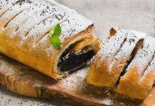 Strudel al cioccolato con i semi di papavero, un dolce gustoso Strudel al cioccolato con i semi di papavero